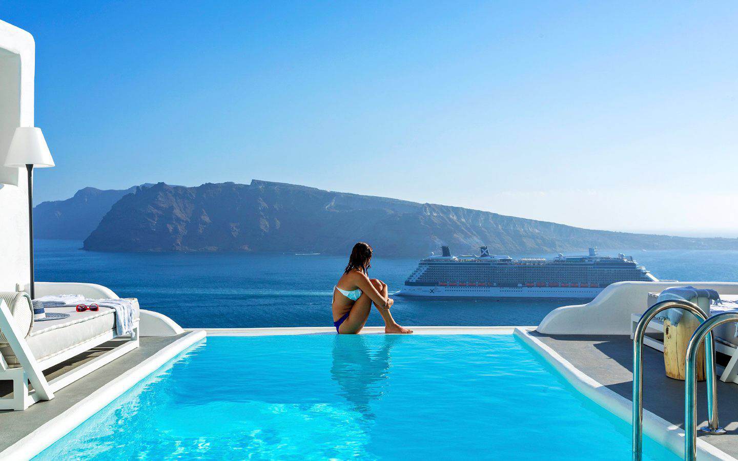 infinity pool in santorini
